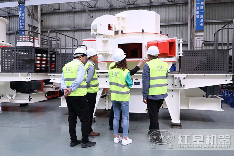 客户来小型打沙机厂区参观 客户来小型打沙机厂区参观
